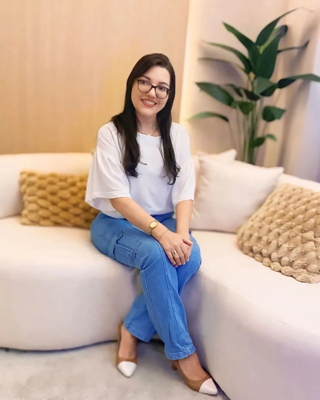 Martha Maciel sentada em ambiente acolhedor